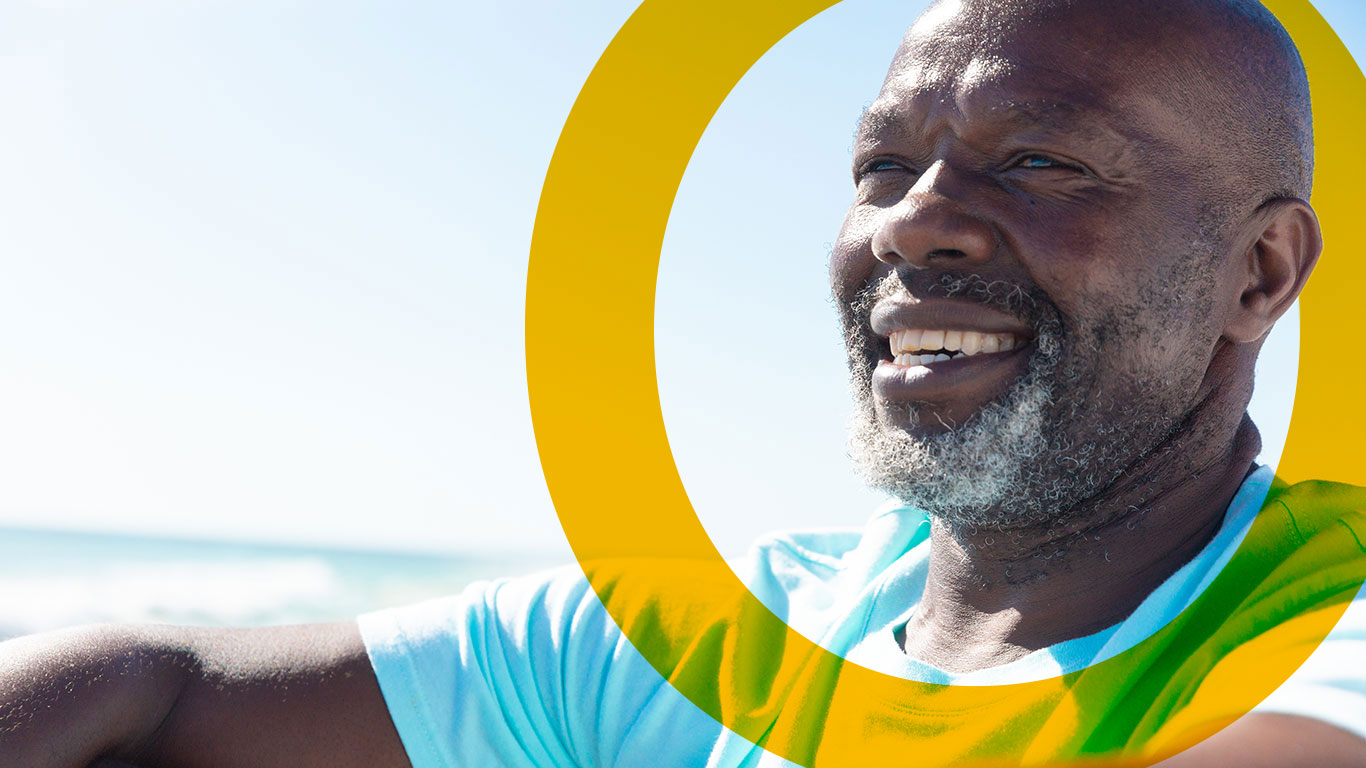 oplyst image - smiling-african-american-retired-senior-man-with-o